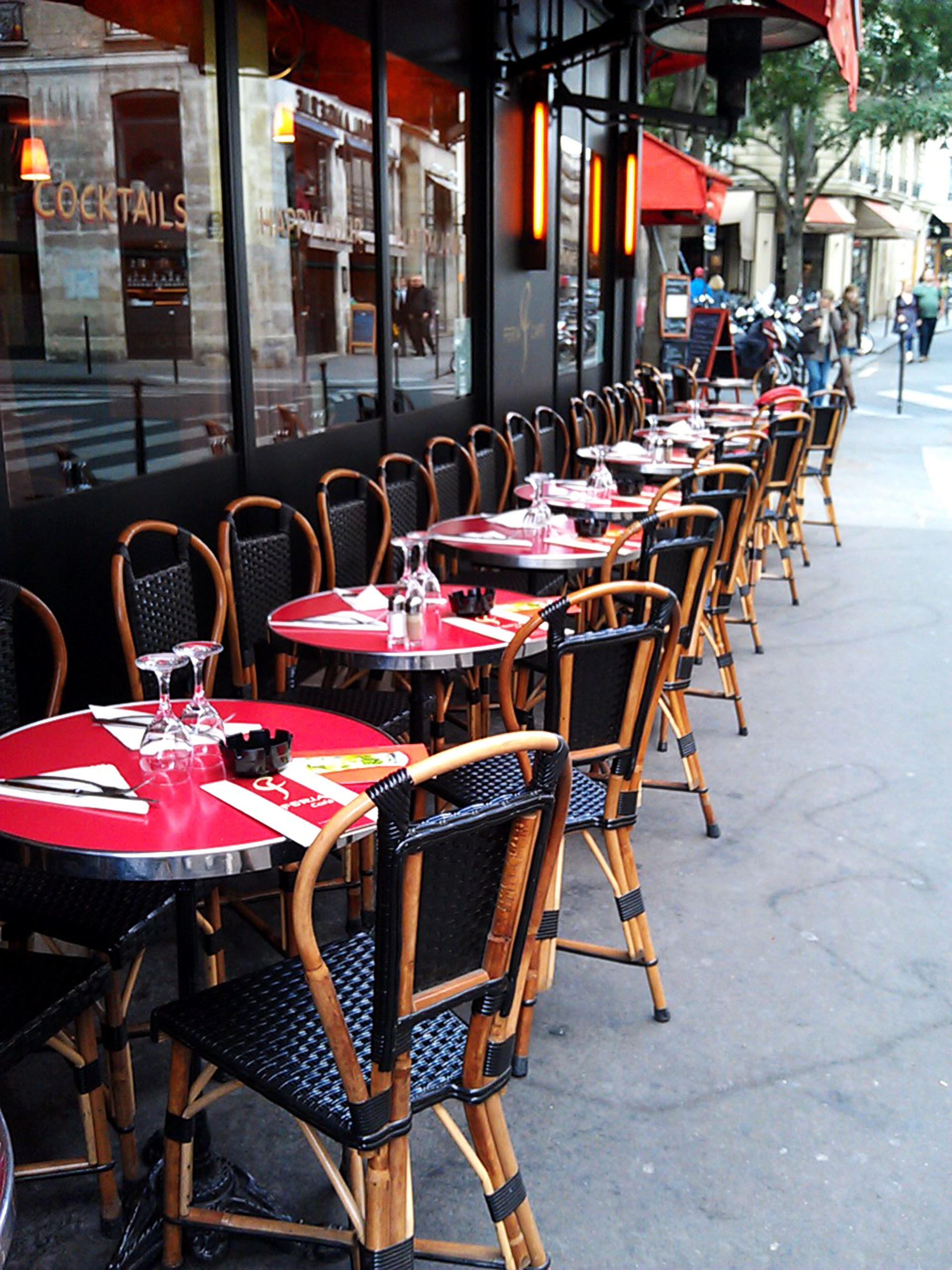 Quintessential Parisian Cafe